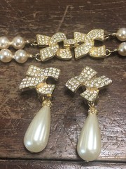 VTG KJL KENNETH LANE CLEAR RHINESTONE LONG FAUX PEARL DANGLE EARRINGS & NECKLACE