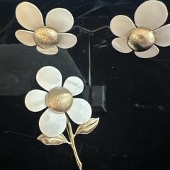 Vintage 1968 Sarah Coventry Flower Flattery White Gold Enamel Brooch w Earrings