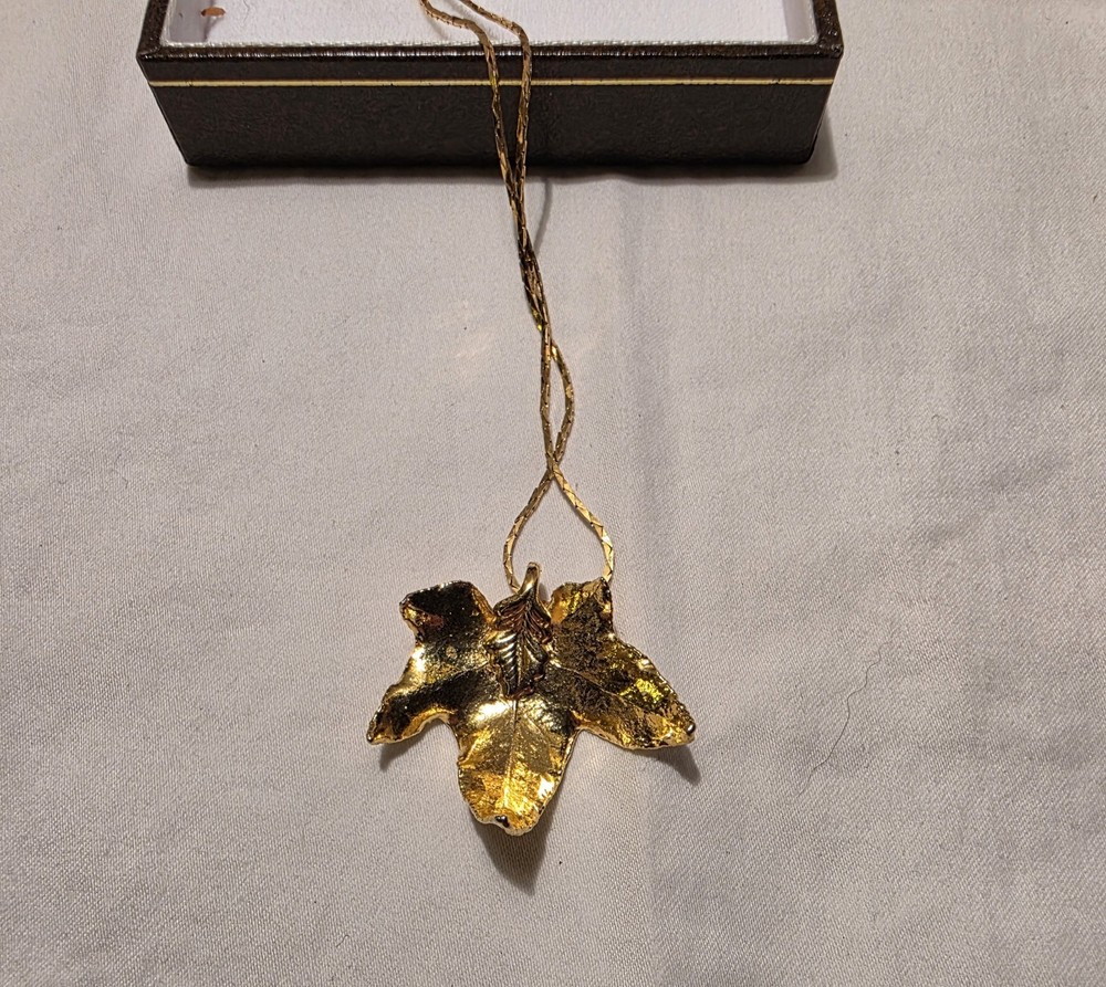 Maple Leaf Gold Tone VINTAGE 24″ Necklace 1980s