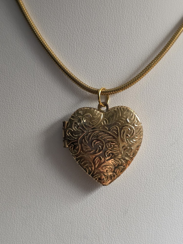 Vintage Goldtone Etched Heart Locket Necklace 18 In