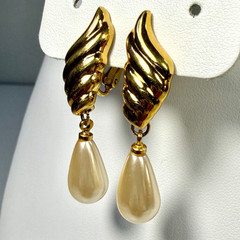 VTG Napier Gold Tone Pearl Drop Dangle Earrings Signed Screw Back Shell Twist