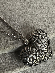 Jezlaine Vintage Sterling Silver Textured Etched Floral Heart Pendant Necklace