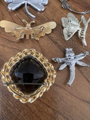 Spectacular lot of assorted vintage brooches