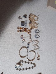 Vintage Jewelry Unbranded Earrings, Broches Gold Tone And Silver Tone 19 Pieces