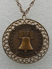 Gold-Tone Necklace Bicentennial Liberty Bell Double Sided Pendant 1776-1976 24″