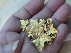 Vintage Gold Tone Grape Cluster Brooch Pin Faux Pearl Ivy Leaf Mid Century