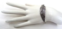 SARDA STERLING SILVER GRANULATED FEATHER SPRING HINGE DELICATE BANGLE BRACELET