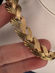 Vintage Trifari Gold Tone Textured Feather Wheat Chevron Collar Necklace Signed