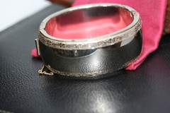 Vintage Silver Alloy Metal Ladies Engraved edge Bangle 1″ Wide Bracelet 6″ 56Gr