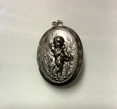 Vintage Art Nouveau Style Silver Tone Oval Locket 1 1/8″ Cherub Relief Design