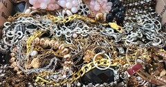BEAUTIFUL VINTAGE JEWELRY LOT 2LBS #1 (U Get What U C In Pics:)