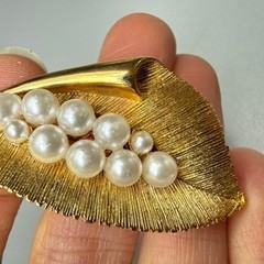 Vintage Gold Tone Leaf Imitation Pearl Cluster Brooch and Earrings Set MCM