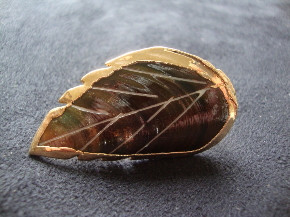 Vintage Leaf w/ Gold Foil Edging Gold Tone Scarf Clip