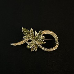 Vintage Unbranded Ribbon & Leaf Style Green Rhinestone & Faux Pearls Brooch Pin