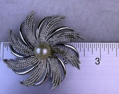 Sarah Coventry Womens Silver Tone Metal Faux Pearl Floral Brooch 1960s Vintage