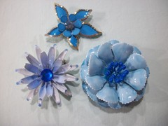 ViNTaGE 3 PiEcE MeTaL ENaMeL **BLUES/RHINESTONE** FLoWeR PiN CoLLeCTiOn / LoT