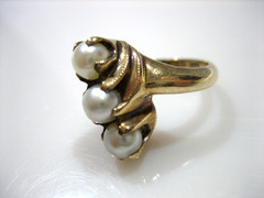 VINTAGE 10K YELLOW GOLD THREE PEARL RING SIZE 3.5