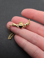 Vtg Avon Gold-Tone Claddagh Chain Link Bracelet 8.5″