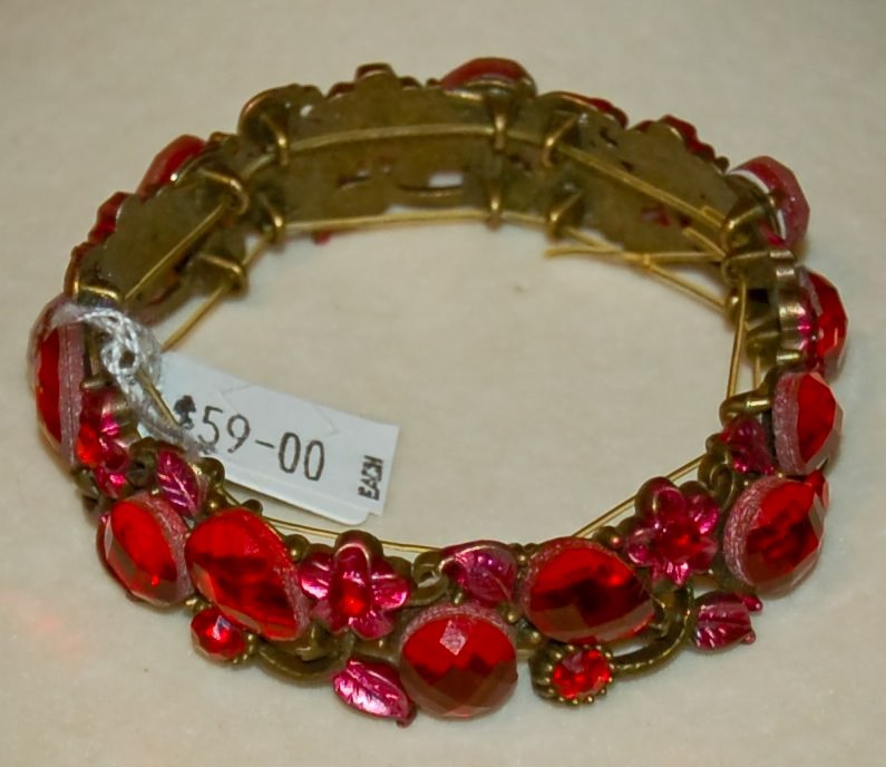 VINTAGE JEWELRY Bracelet Stretchable Red Floral Very Pretty Bracelet!