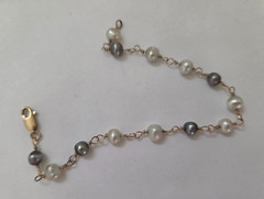 Vintage 14K Yellow Gold Black and White Pearl Wire Twist Bracelet