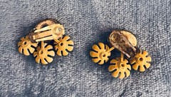 Vntg. 1950’s to 1970’s Oval Glass w Accent Daisies w Faux Pearls Clip Earrings