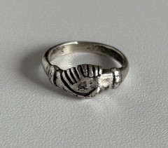 VINTAGE 925 STERLING SILVER FRIENDSHIP HANDSHAKE RING SIZE 4.25