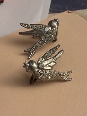 BEAUTIFUL VINTAGE EARLY ART DECO SWALLOW BIRD PASTE POT METAL SCREWBACK EARRINGS