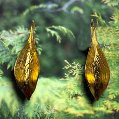 Vintage Y2K Gold Tone Figural Leaf Pierced Dangle Drop Earrings Modernist Carded