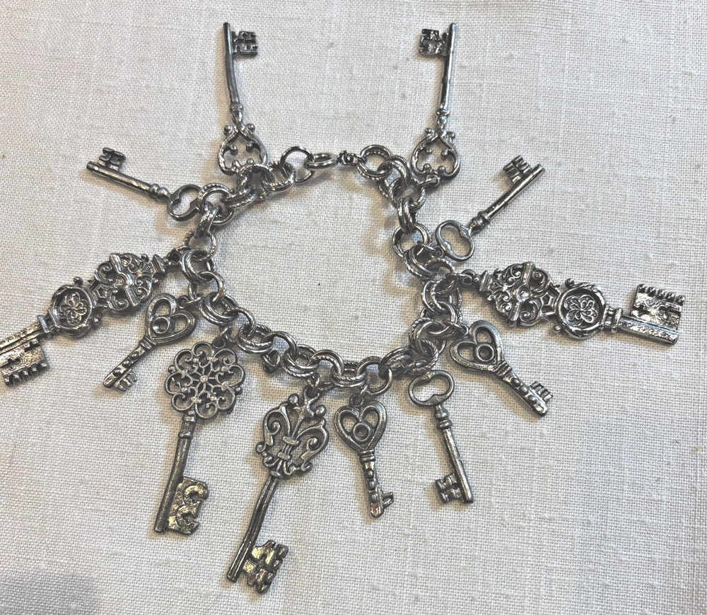 Vintage Key Silver Tone Seven Charm Silver tone Bracelet 6.5″