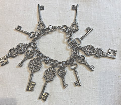 Vintage Key Silver Tone Seven Charm Silver tone Bracelet 6.5″
