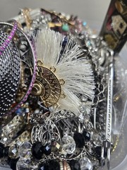 Vintage Lot COSTUME JEWELRY 2.9 Lbs All Wearable & Nice Earrings Brooch Necklace