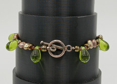 VTG 925 Green Teardrop Crystal and Pearl Bracelet 7in Sterling Silver 7g Toggle