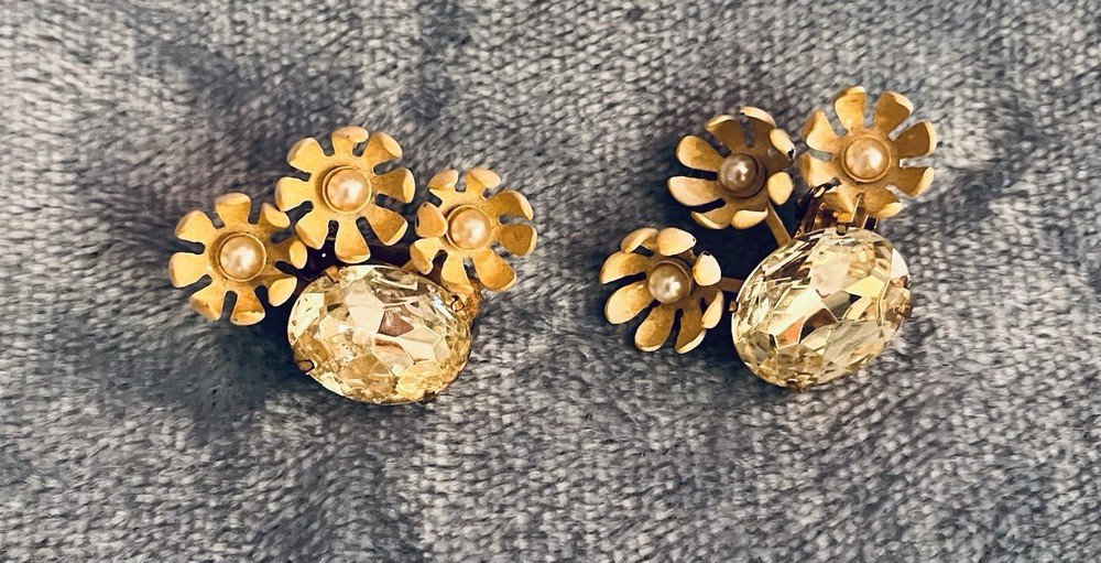 Vntg. 1950’s to 1970’s Oval Glass w Accent Daisies w Faux Pearls Clip Earrings