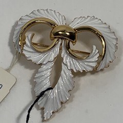Vintage NOS Crown Trifari White Enamel Open Bow Pin Gold Tone Texture Tags 2″