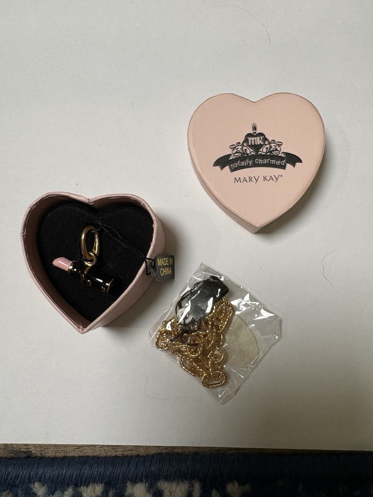 Vintage Mary Kay Totally Charmed Bracelet 3 Charms Heart Boxes Tags Y2K