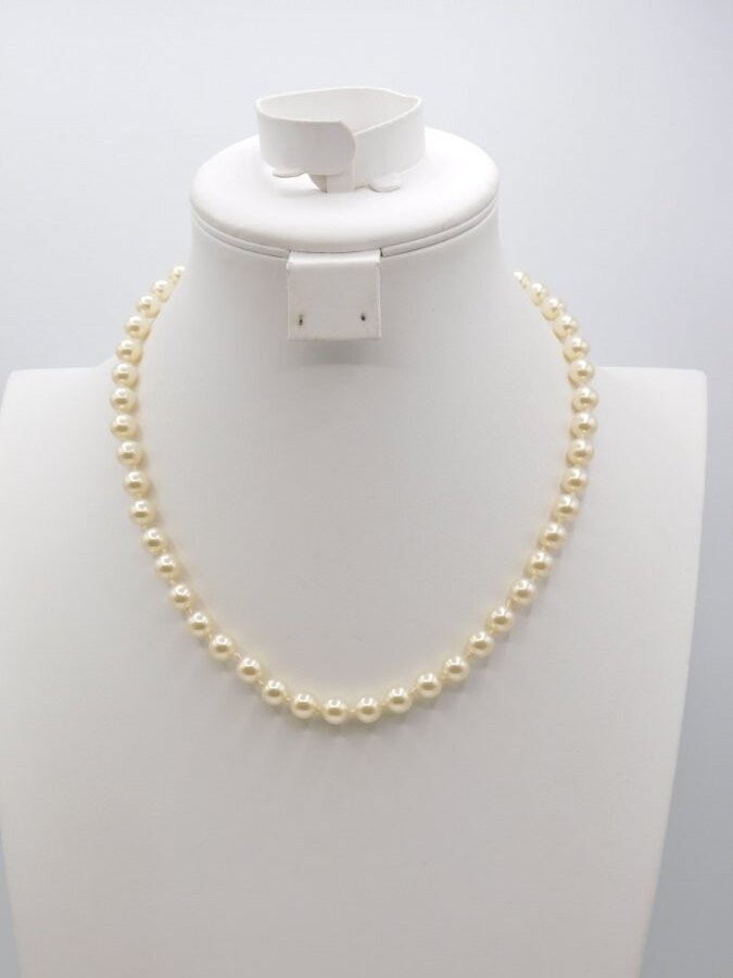C195-VINTAGE NECKLACE~FAUX PEARLS~KNOTTED~19″ LONG~CLASSIC LOOK