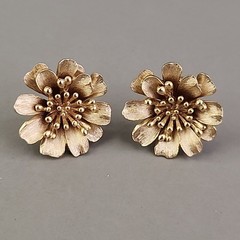 Vintage Trifari Clip On Flower Earrings Brushed Gold Tone 1″