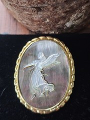 Vtg Brooch/Pendant Carved Cameo Guardian Angel Abalone Shell Gold Tone Oval