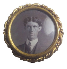 c189O ANTIQUE MOURNING 1 1/4″ PIN with GREAT PHOTO in ORNATE BRASS FRAME