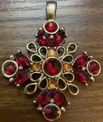 Very Nice Gold Tone/Red & Yellow Stone Pendant – Must Have for Any Occassion WOW