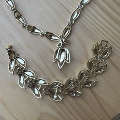 VTG Sarah Coventry Necklace 18 Inch Bracelet 6.5 Inch Match Set Tulip White Gold