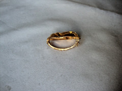 VTG RETRO MOD SCALLOPED SHELL GOLD TONE HINGED W/SAFETY CATCH DRESS/SCARF CLIP