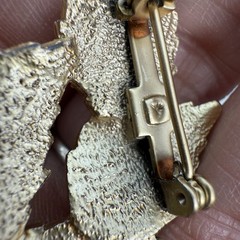 VINTAGE BRUSHED GOLD TONE LEAF LEAVES BROOCH PIN 1 3/4″ NICE