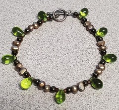 VTG 925 Green Teardrop Crystal and Pearl Bracelet 7in Sterling Silver 7g Toggle