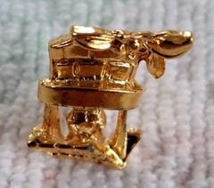 Vintage Small Goldtoned Wishing Well Lapel Hat Pin