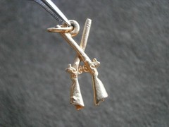 Crossed Muskets Rifles Vintage Solid Goldtone Bracelet Charm Pendant 2.0g