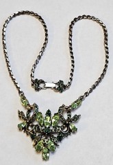 Vintage HOLLYCRAFT 1952 Green Rhinestone Bib Necklace Collectible Costume – J3
