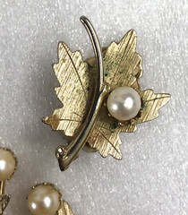 Sarah Coventry Set Brooch & Earrings Cultured Pearl Maple Leaf 7989 – Vintage