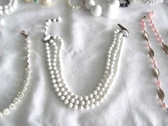 LOT OF 17 PIECES OF VINTAGE COSTUME JEWELRY NECKLACES & BRACELETS ALL WEARABLE