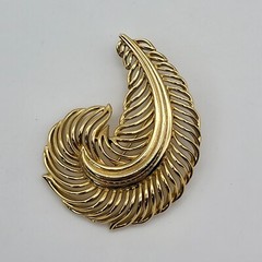 Vintage 1955-1969 Crown Trifari Feather Pin Brooch